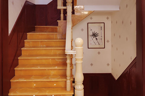 寻乌中式别墅室内汉白玉石楼梯的定制安装装饰效果